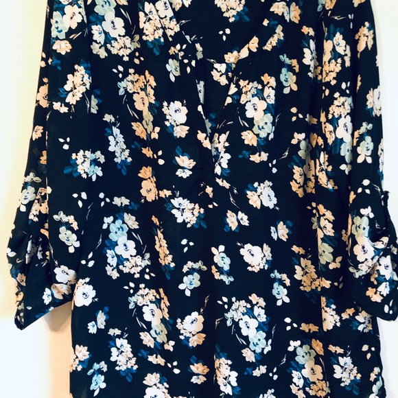 V-Neck Roll Tab Sleeve in Black Floral L NWOT - Picture 3 of 4